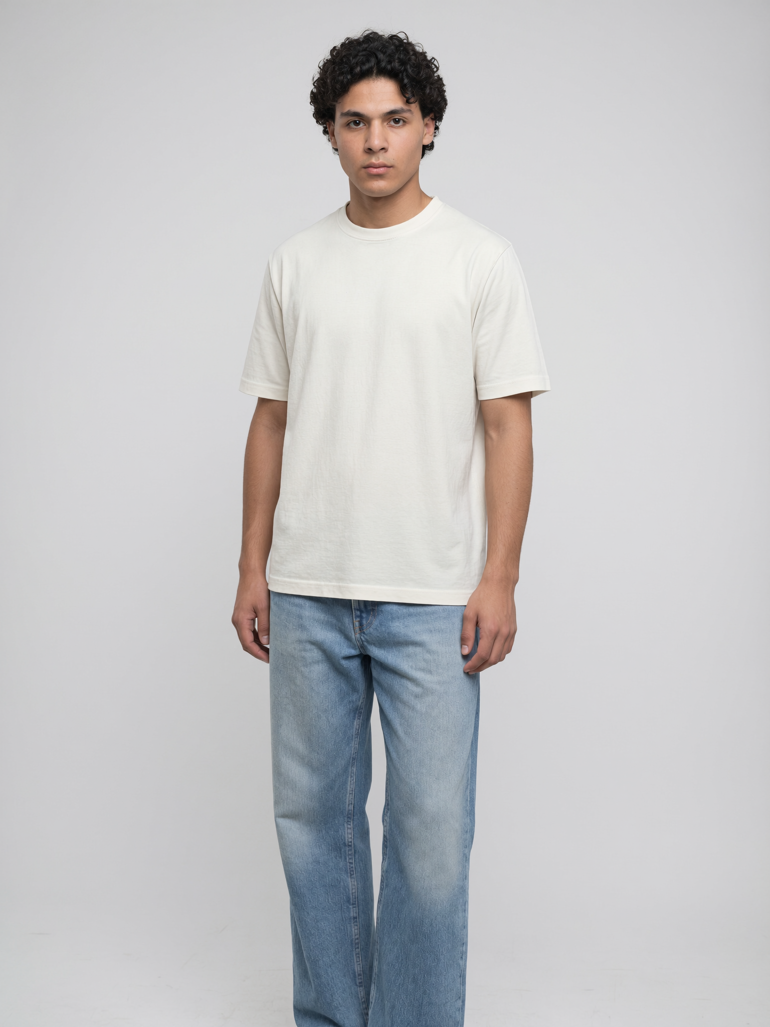 تيشرت CROWN الأبيض اوفرسايز من الجانب - CROWN white oversized tshirt side view